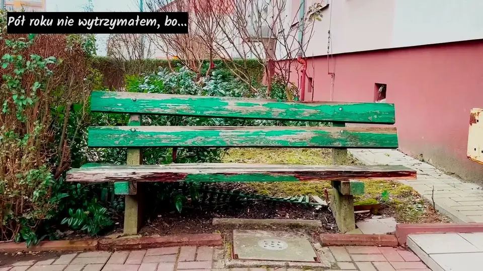 Kadr z filmu: zielona ławka przed domem i napis Pół roku nie wytrzymałem, bo...