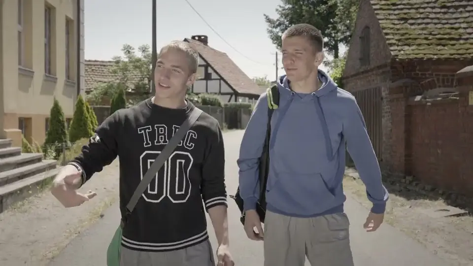Kadr z filmu MOC: dwóch chłopaków idzie ulicą