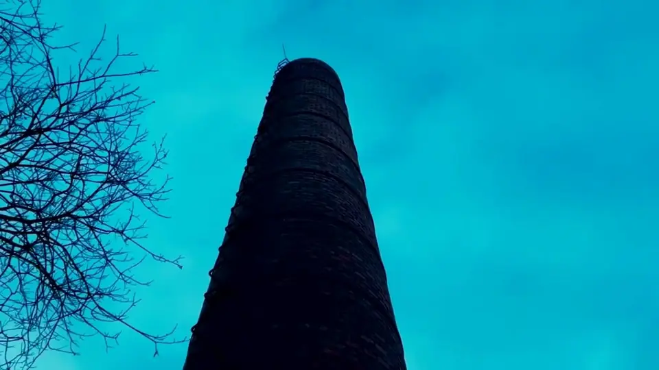 Kadr z filmu: komin na tle nieba